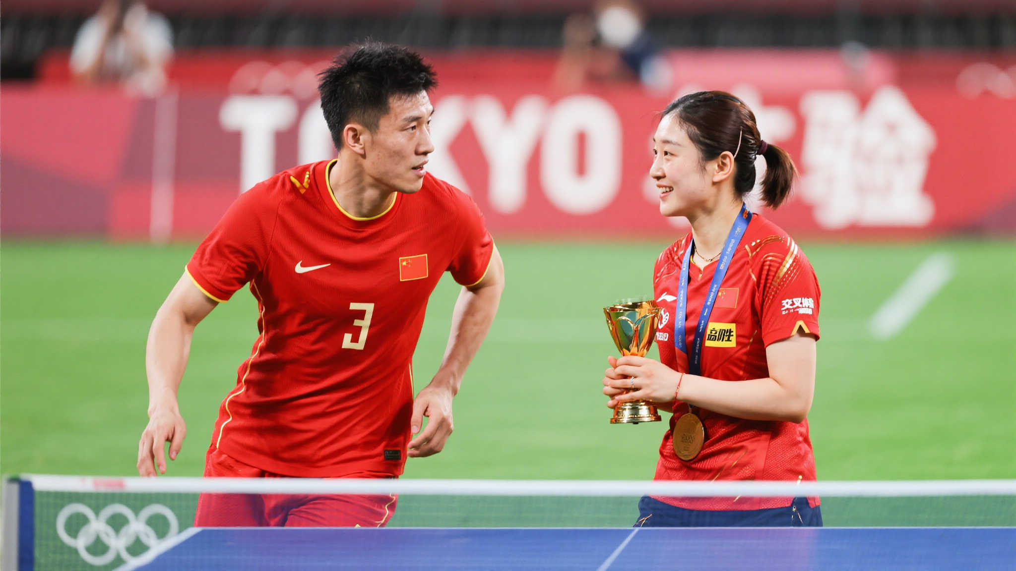 冯潇霆:我能在你那拿到分吗?陈梦:我绝不会让你空手而归。 我们熟知冯潇霆是一位国足先锋,在绿茵场上奔跑拼搏;